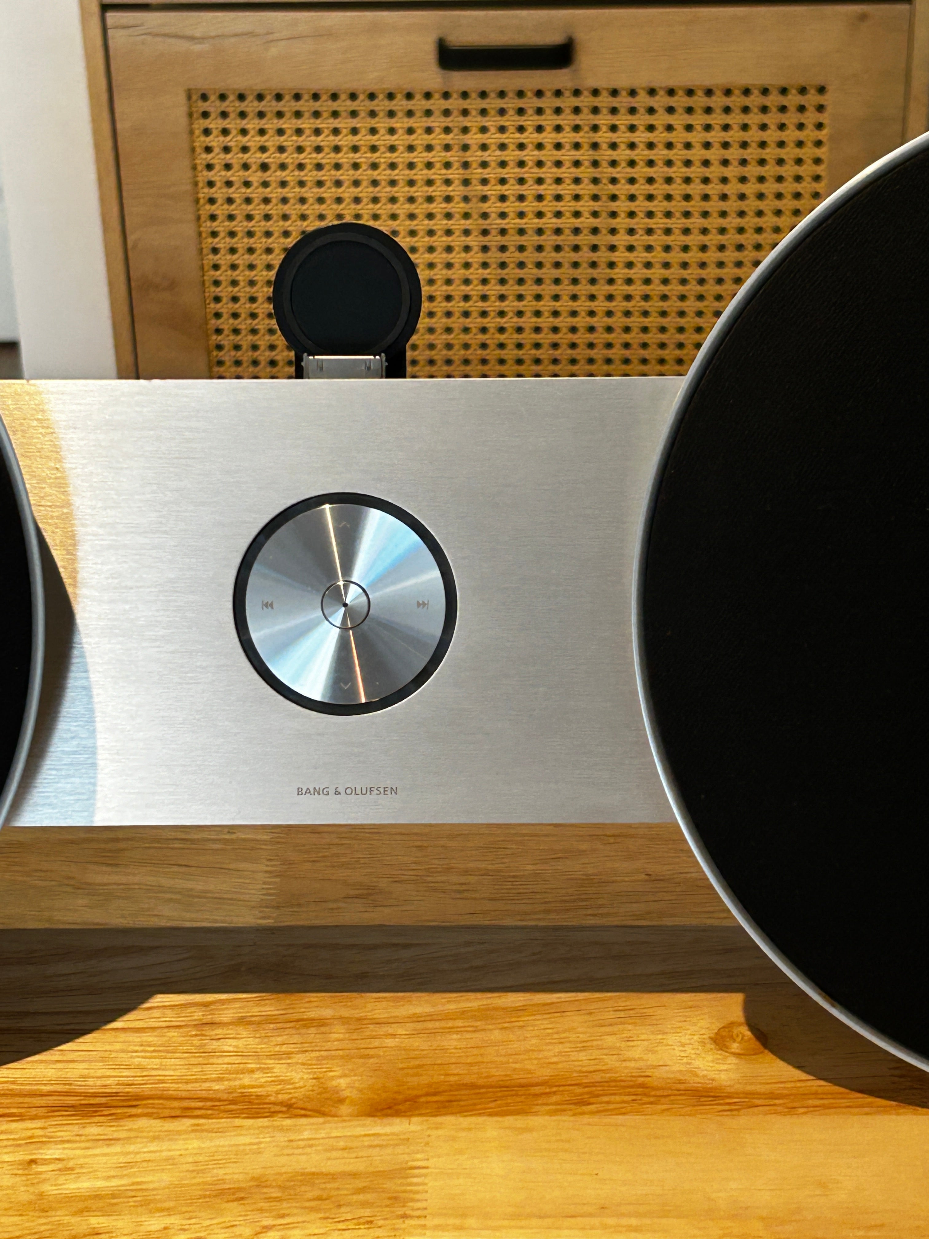 Bang and Olufsen B&O Beosound 8 black /silver – Probiance Services